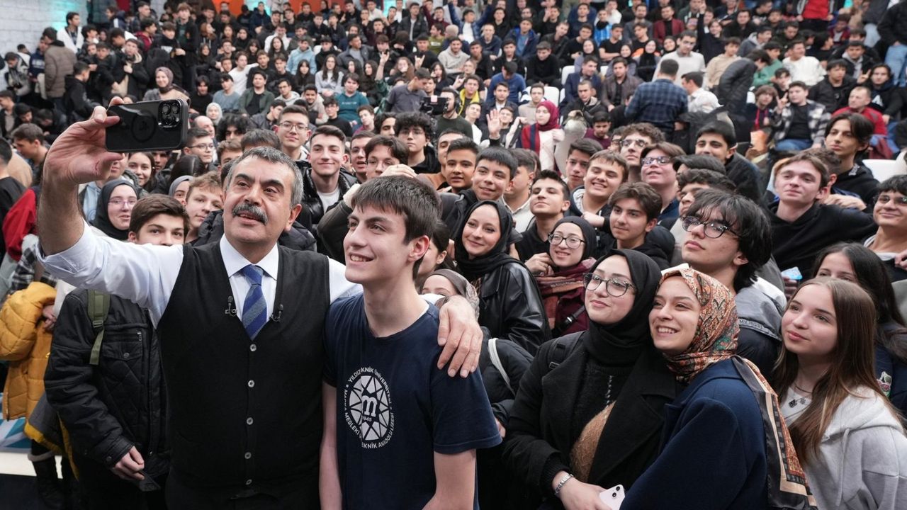 Millî Eğitim Bakanı Yusuf Tekin, gençlerle bir araya geldi
