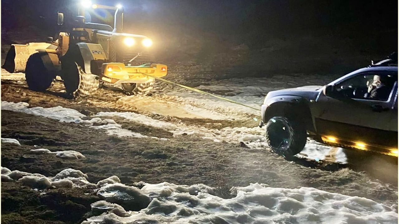 Alanya Gökbel ve Çayarası yayla yolunda kar yağışı nedeniyle mahsur kalan araç kurtarıldı