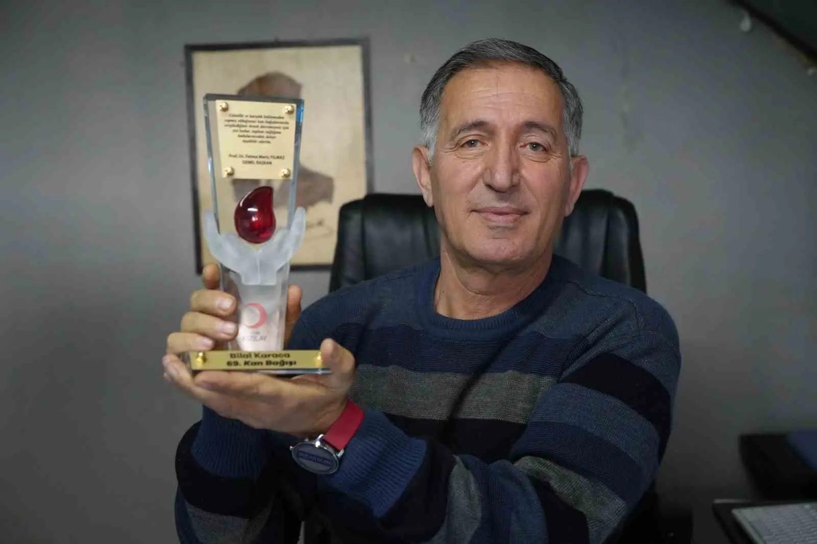 Bayburt’ta 69. kez kan bağışında bulunan Bilal Karaca, “3 kişiye hayat vermek, doğaya bir fidan bağışlamak asıl prensibimiz” dedi.