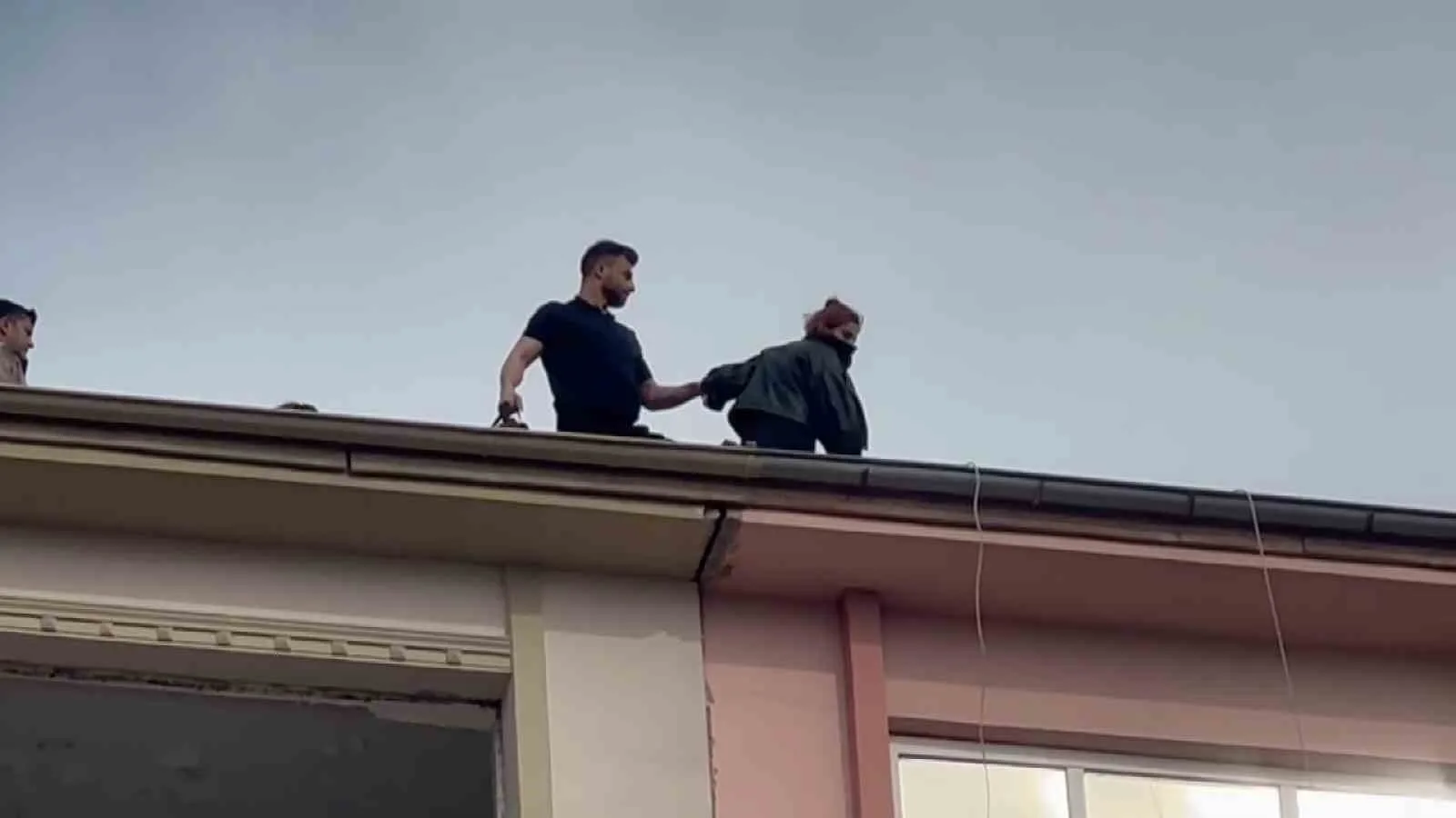 Elazığ’da depremde ağır hasar gören binanın çatısına çıkan kadın ikna edilerek kurtarıldı.