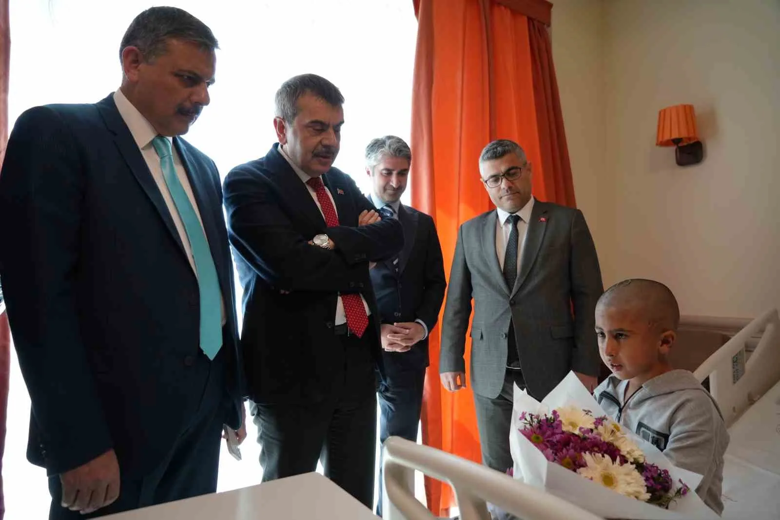 Bakan Yusuf Tekin, köpek saldırısına uğrayan çocuğu ziyaret etti