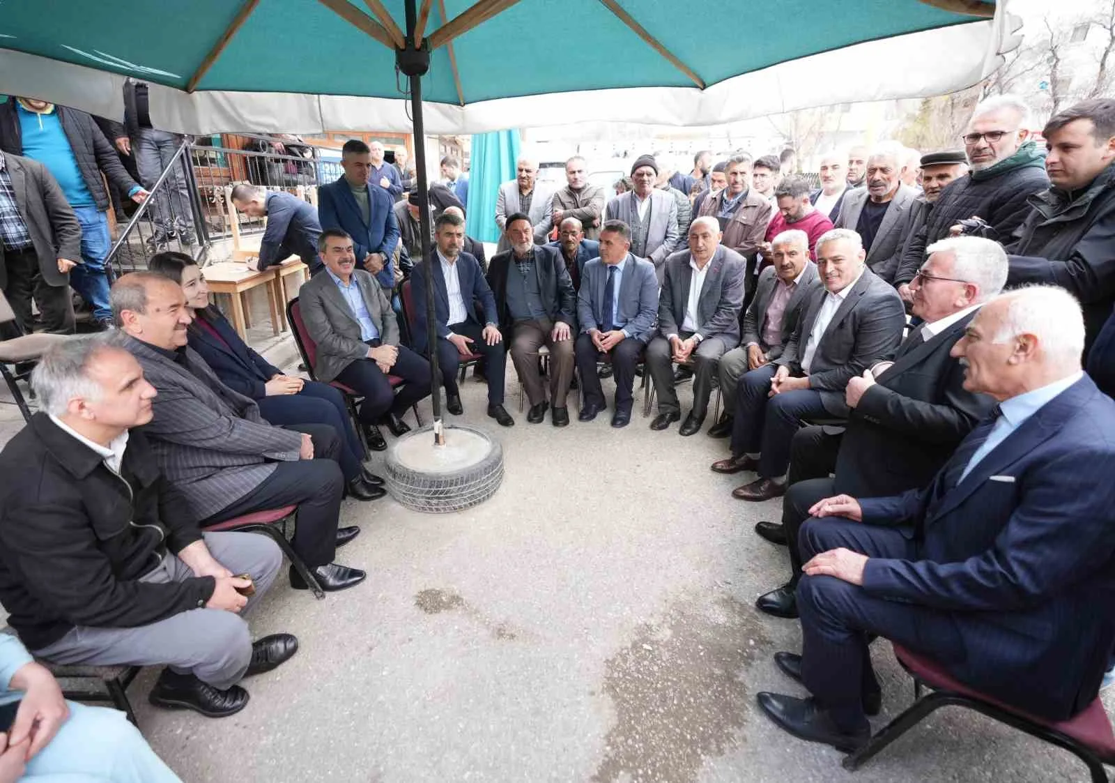 Milli Eğitim Bakanı Yusuf Tekin, Uzundere’de Hemşerileriyle Bayramlaştı.