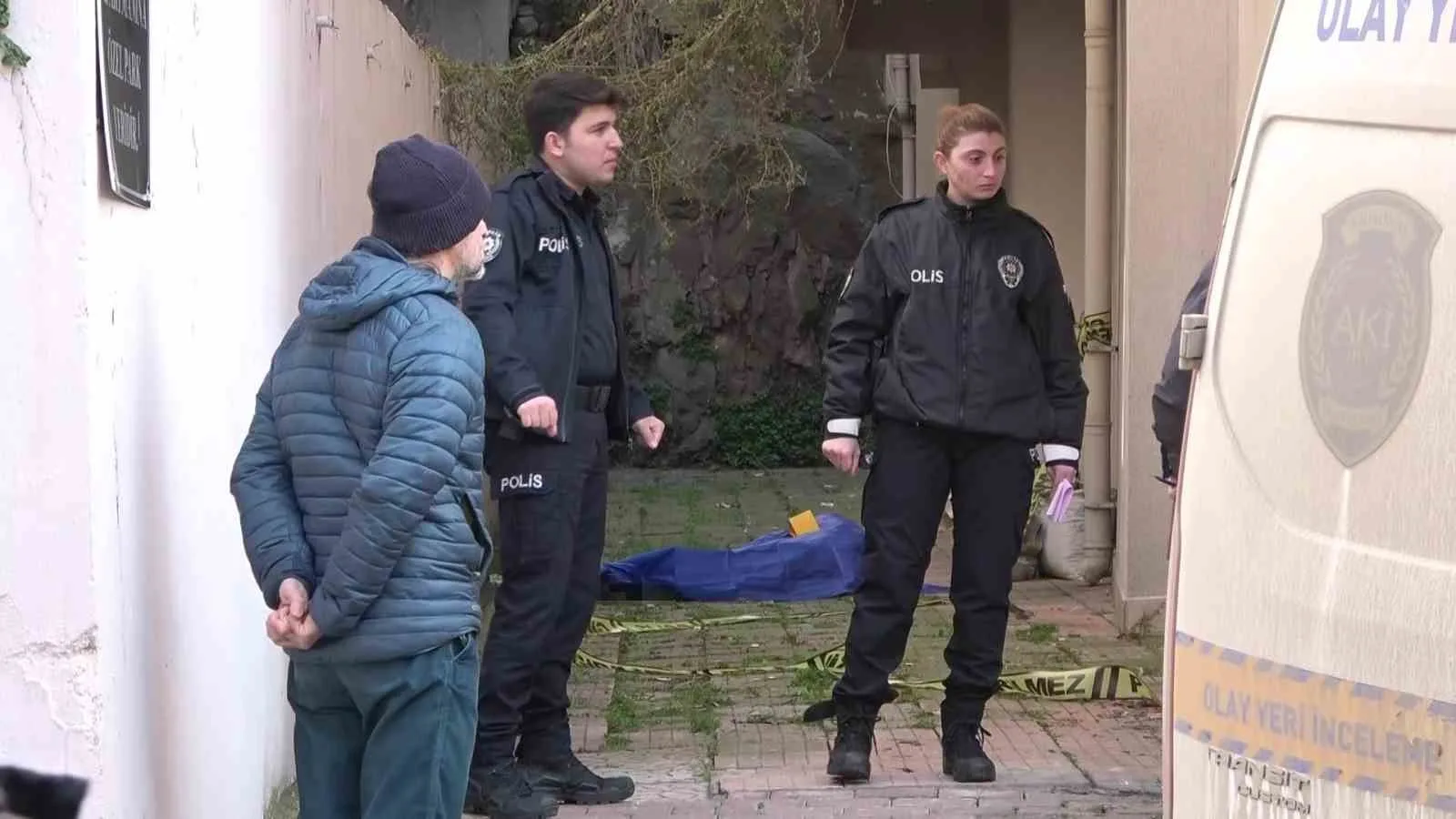 İzmit’te 6. kattan düşen yaşlı adam hayatını kaybetti.
