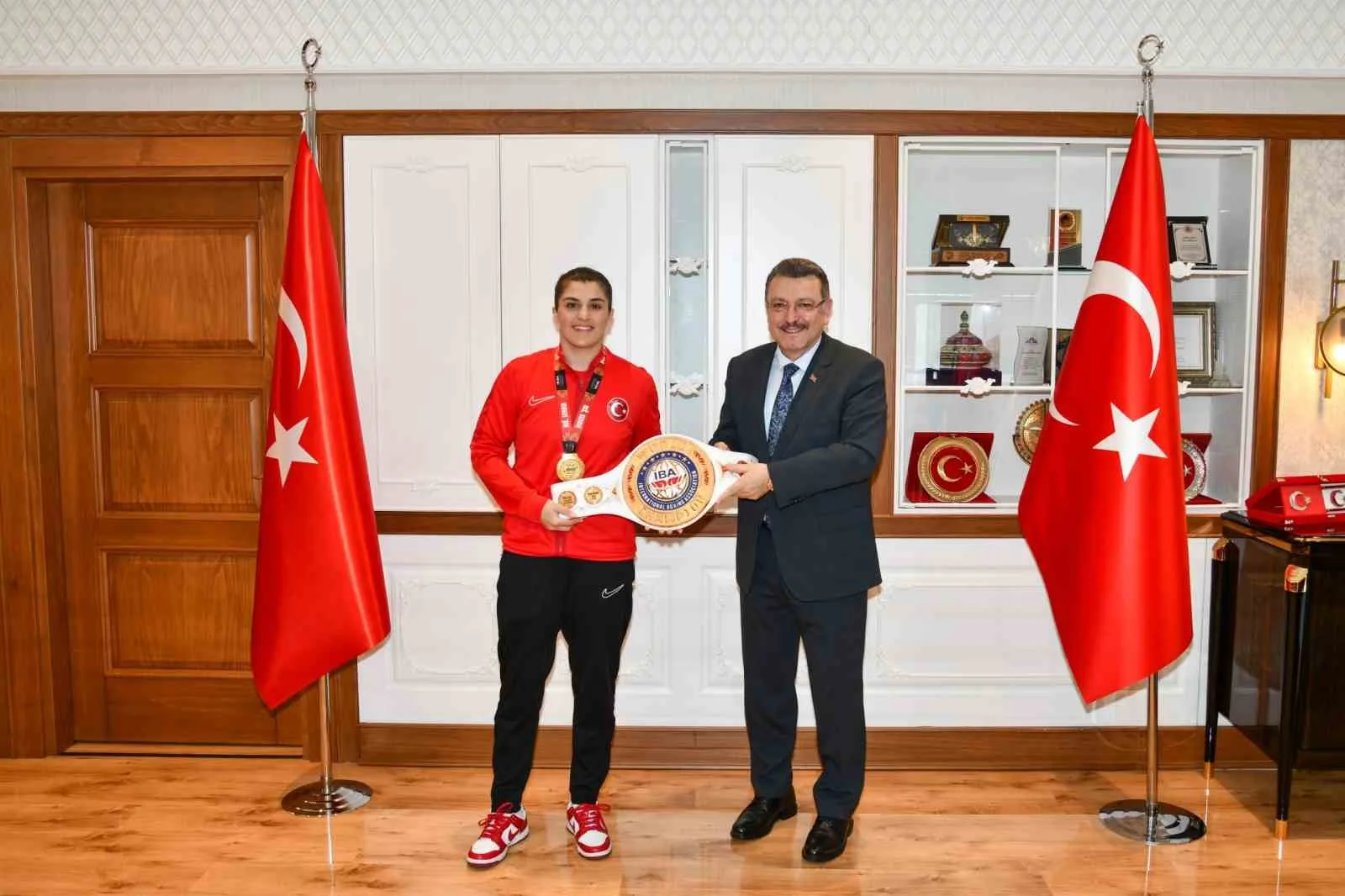“Busenaz Sürmeneli’ye Trabzon’dan Gurur Veren Ziyaret!”