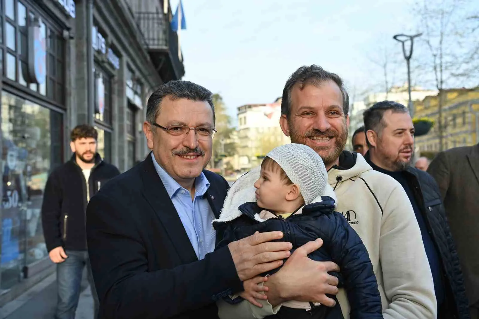 Başkan Genç, TULAŞ çalışanlarıyla bayramlaştı ve kahvaltı yaptı.
