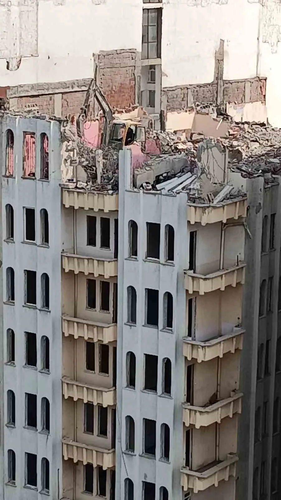 Batman’da Ağır Hasar Alan AFAD İl Binasi Yıkıma Başlandı