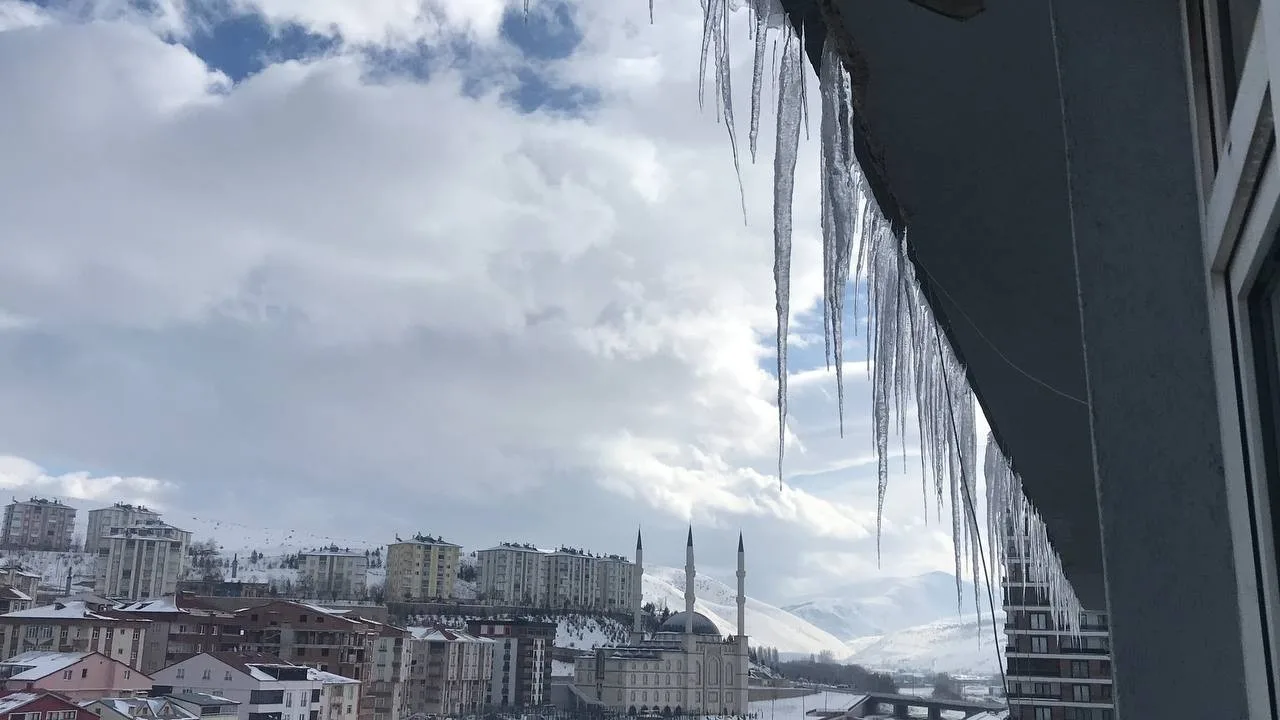 Bayburt’ta Gündüzleri Isınan Hava, Geceleri Soğuk Etkisini Sürdürüyor.
