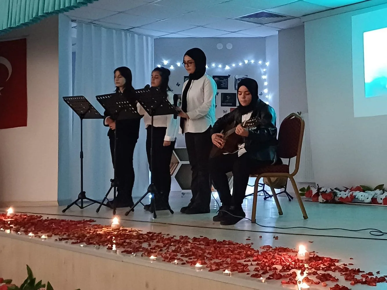 BAYBURT İL MİLLİ EĞİTİM MÜDÜRLÜĞÜNDE GENÇLER TARAFINDAN DÜZENLENEN ŞİİR PROGRAMI RENKLİ GEÇTİ