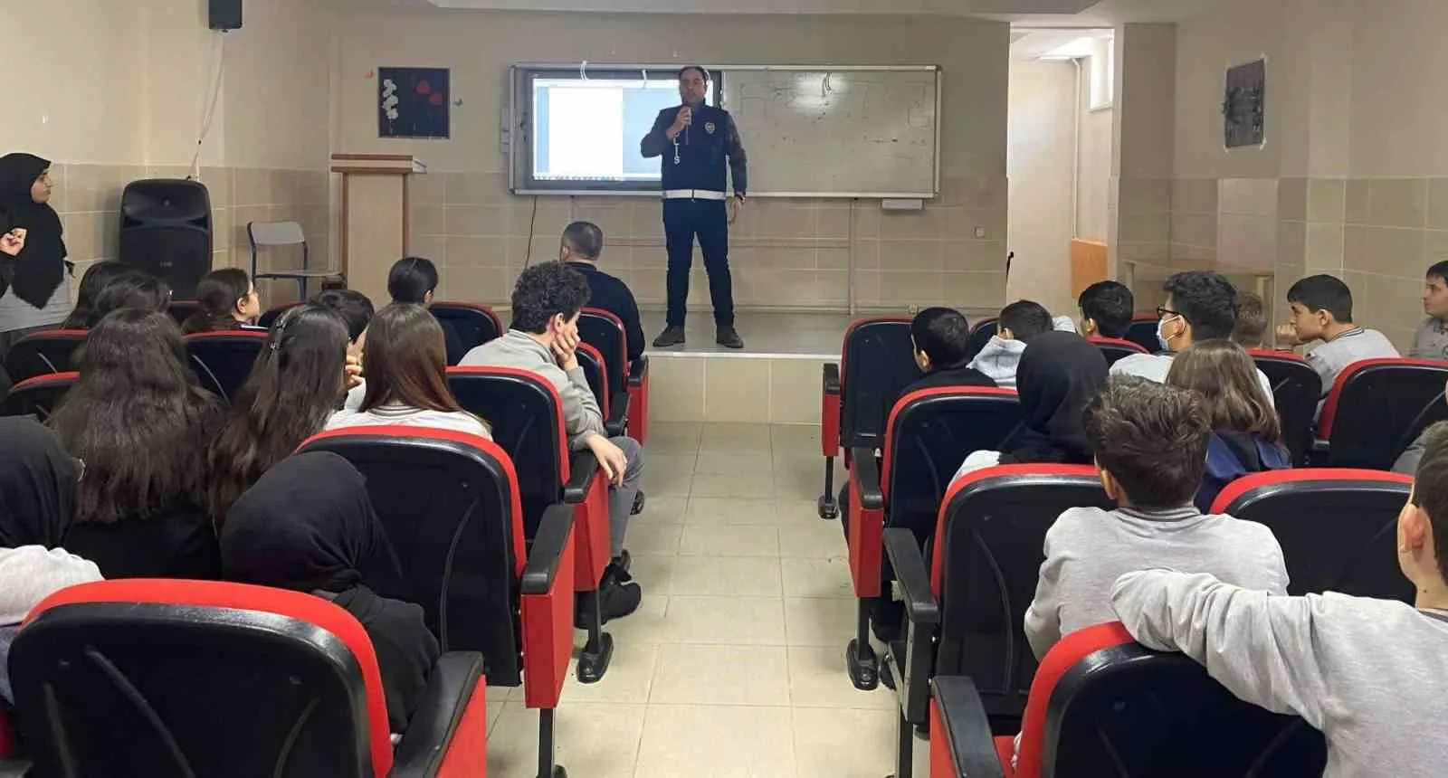 Bayburt’ta Okullarda Bilinçli İnternet Kullanımı ve Dolandırıcılık Konulu Eğitim Verildi.