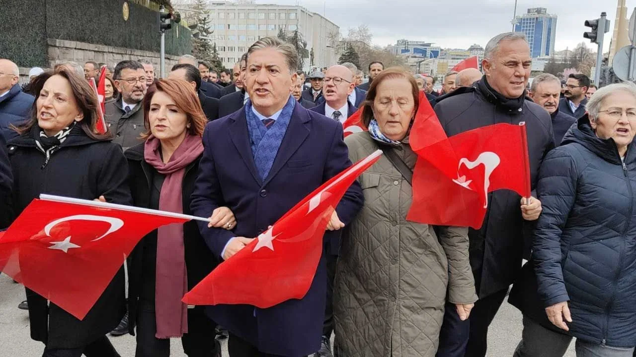 CHP Milletvekilleri Meclis’ten Genel Merkeze yürüdü