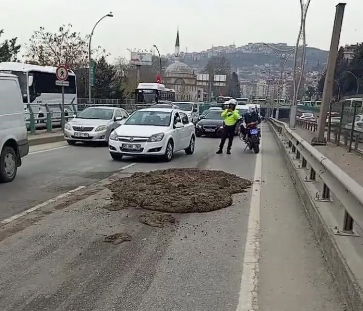 Kocaeli D100 Karayolunda Kamyondan Dökülen Çamur Trafikte Aksamalara Neden Oldu