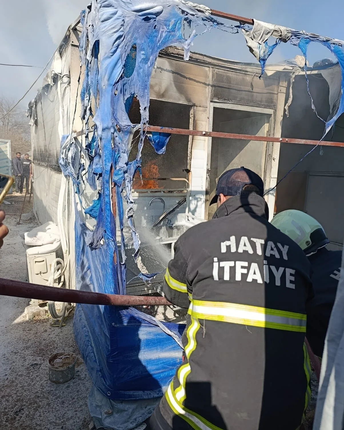 HATAY’DAKİ DEPREMZEDE AİLENİN KONTEYNERİ YANDI