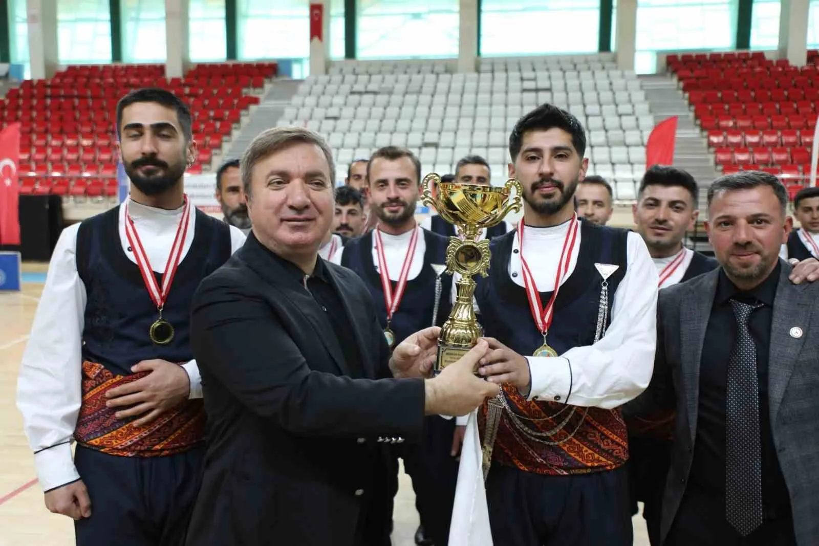 Erzincan’da Halk Oyunları Yarışması Gerçekleştirildi.
