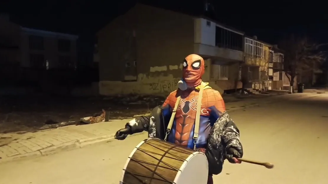 Örümcek Adam Kostümlü İki Gencin Sahur Sürprizi