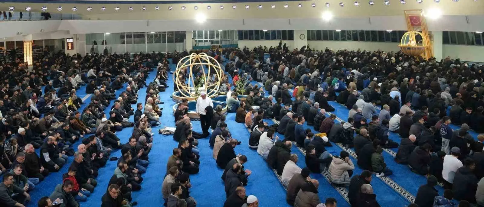 Erzincan’da Kadir Gecesi coşkusu camileri doldurdu
