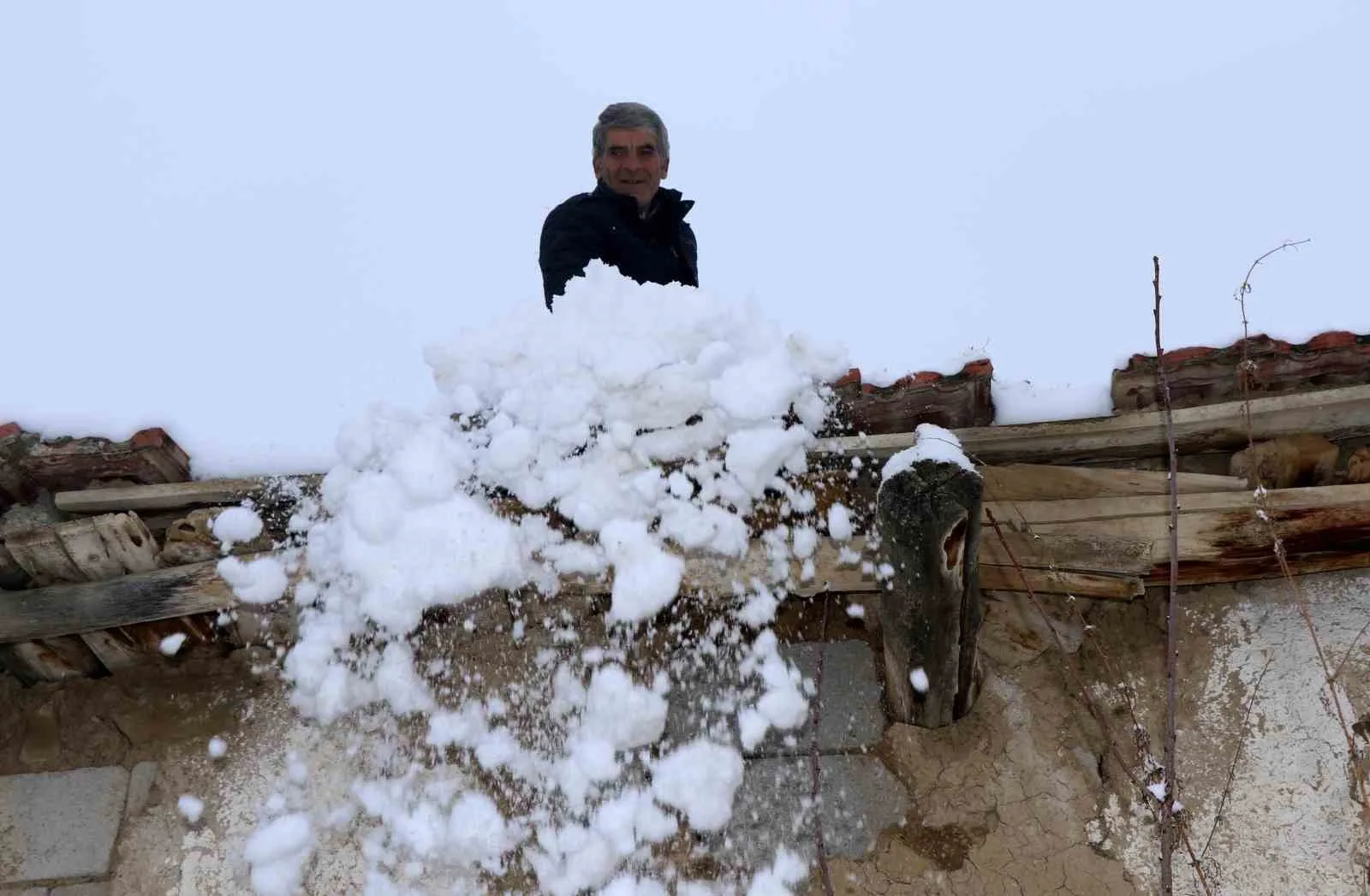Erzincan’da Hava Durumu: Yağmur Kent Merkezini, Kar Refahiye’yi Vurdu