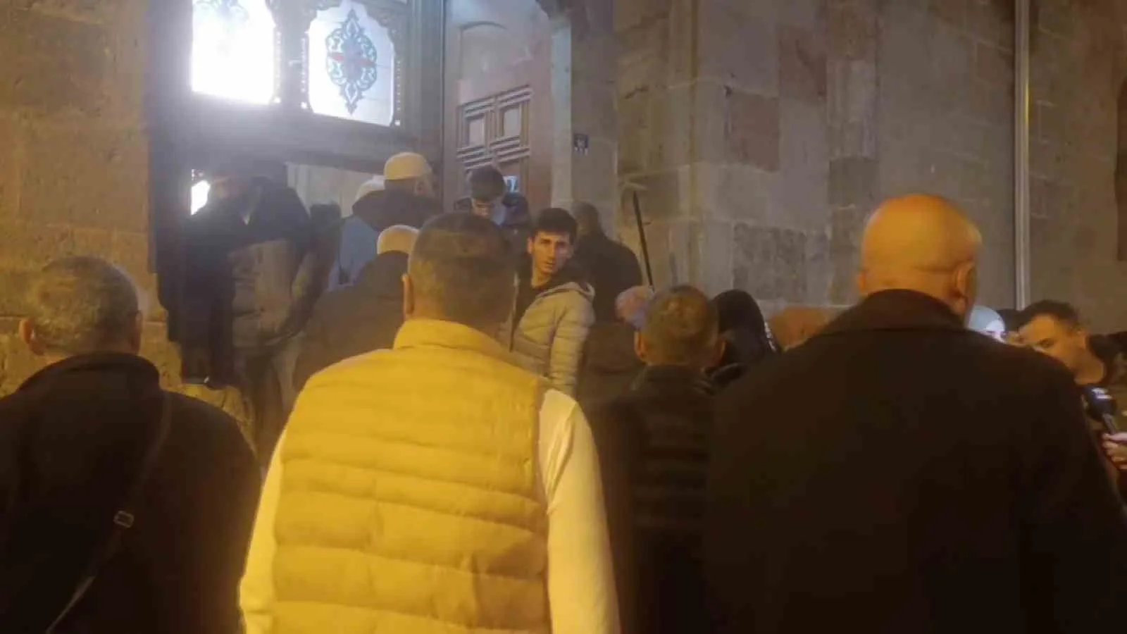 Erzurum’da Kadir Gecesi Namazında Yoğun Katılım oldu.