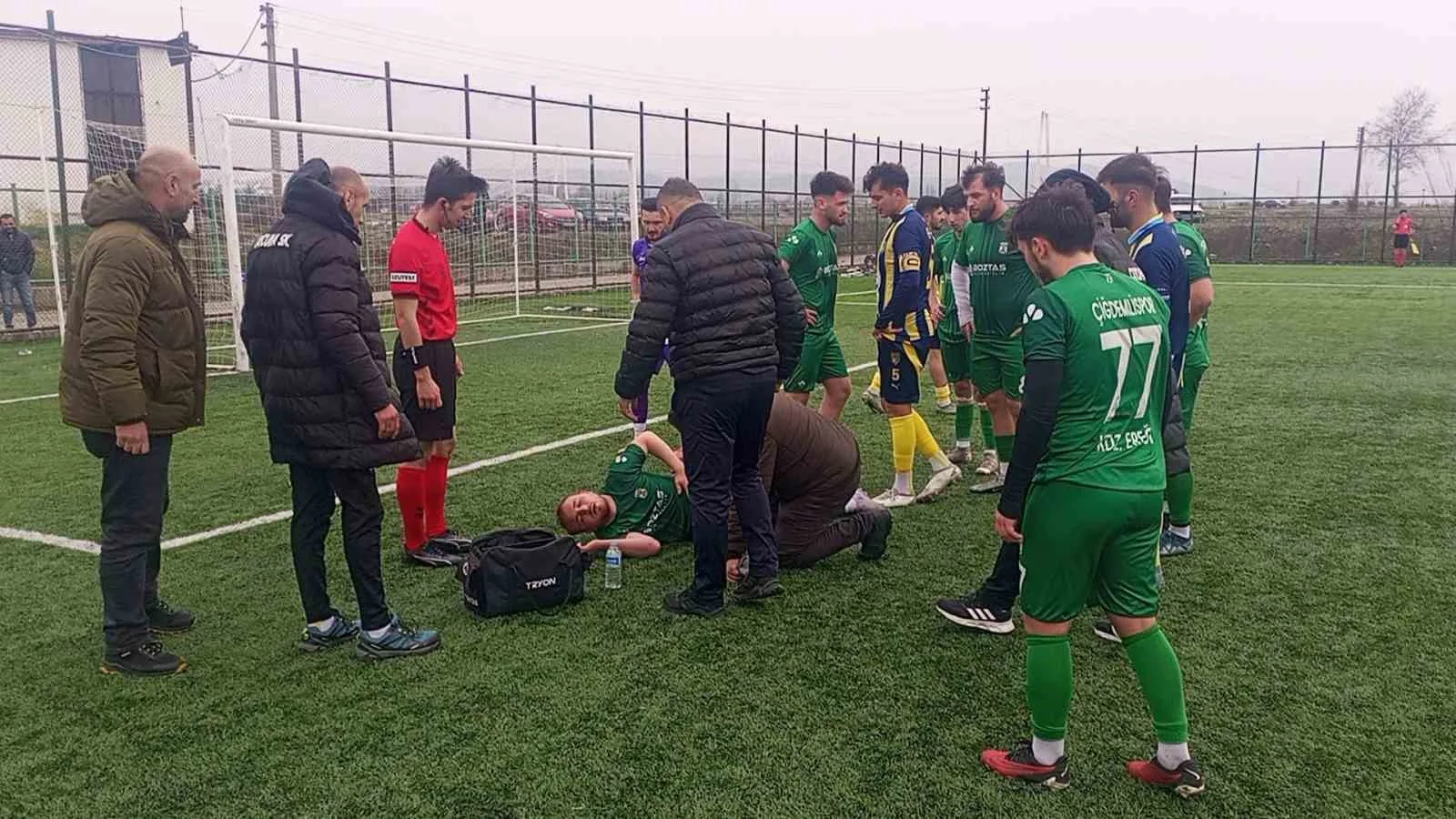 Zonguldak’ta maçta nefesi kesilen futbolcu için korkulu anlar yaşandı.