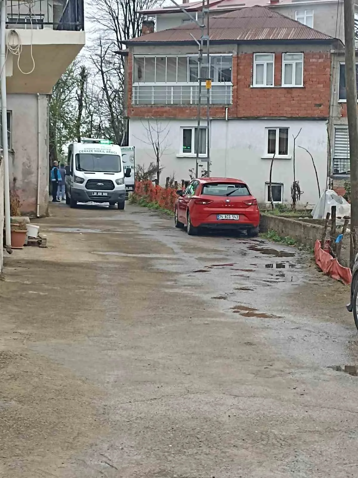 Giresun’da 21 yaşındaki genç, evinin balkonunda kendini asarak intihar etti.