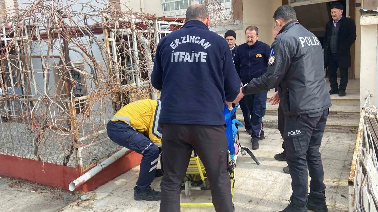 YAŞLI KADININ EVİNDE DÜŞTÜĞÜ İHABARINI ALAN İTFAİYE ERZİNCAN’ DA MÜDAHALE ETTİ.