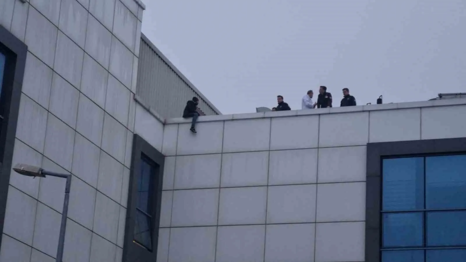 Sinop’ta hastane çatısında intihar girişiminde bulunan şahıs kurtarıldı.