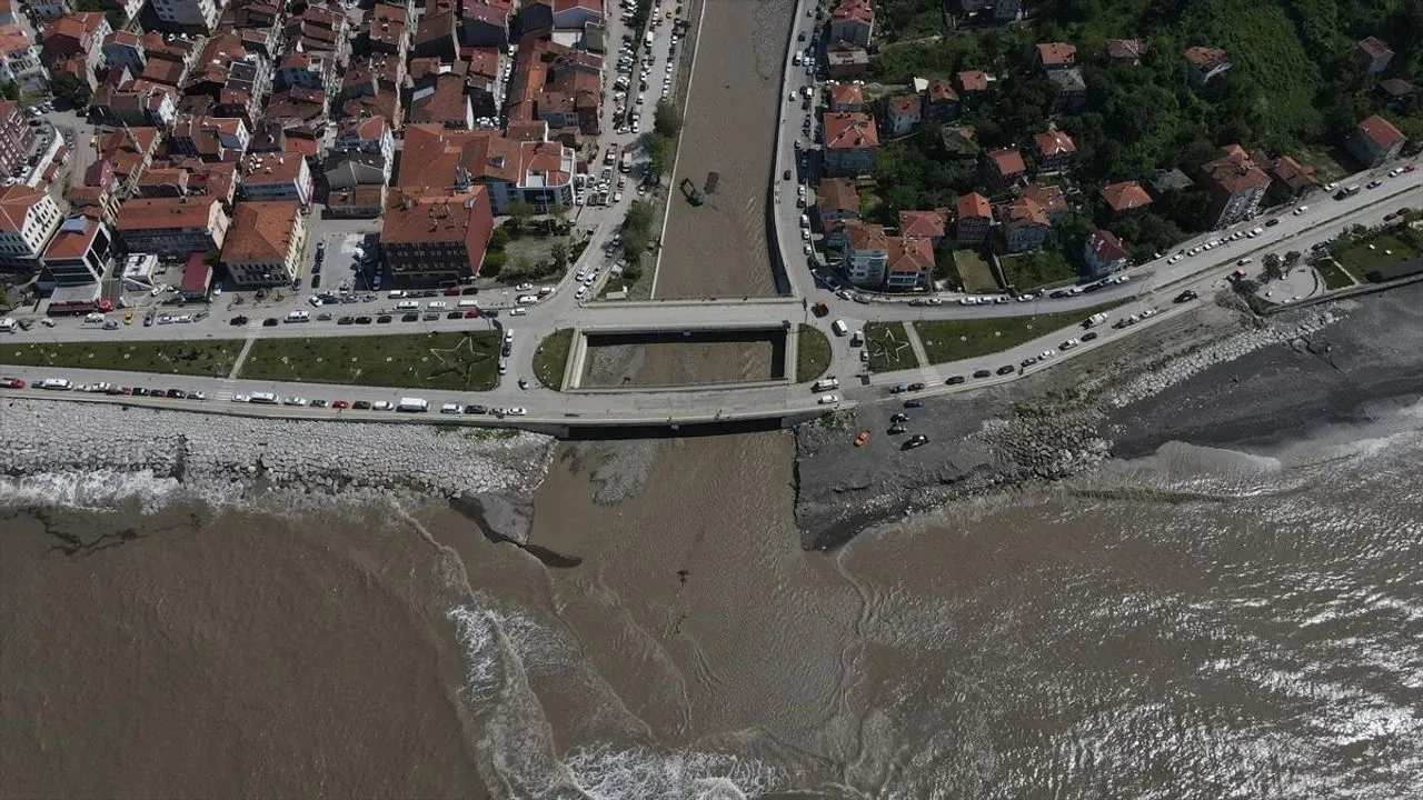 Kar suları Karadeniz’in rengini değiştirdi: İnebolu kıyıları kahverengiye büründü