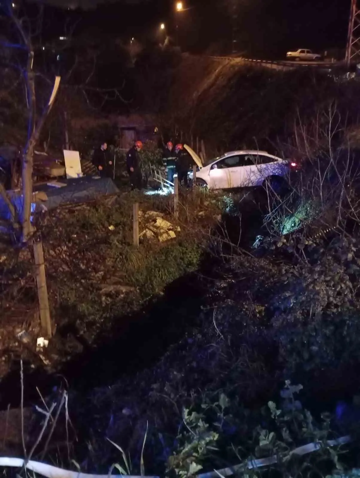 EREĞLİ’DE TRAFİK KAZASI: OTOMOBİL DEREYE UÇTU, 5 KİŞİ YARA ALMADI.