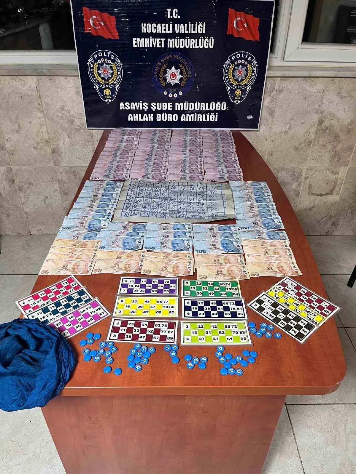Kartepe’de Ruhsatsız Kumar Oynayan 8 Kişiye 73 Bin 976 TL Ceza!