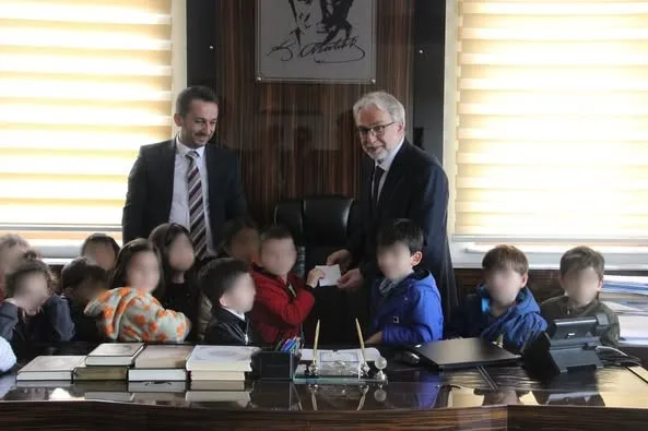 Erzurum’daki Minikler harçlıklarını Filistin’e bağışladılar