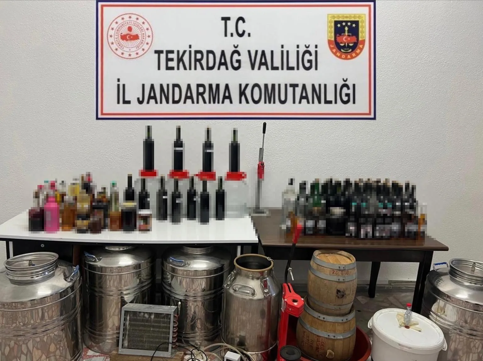 Marmaraereğlisi’nde Kaçak İçki ve Üretim Malzemeleri Ele Geçirildi