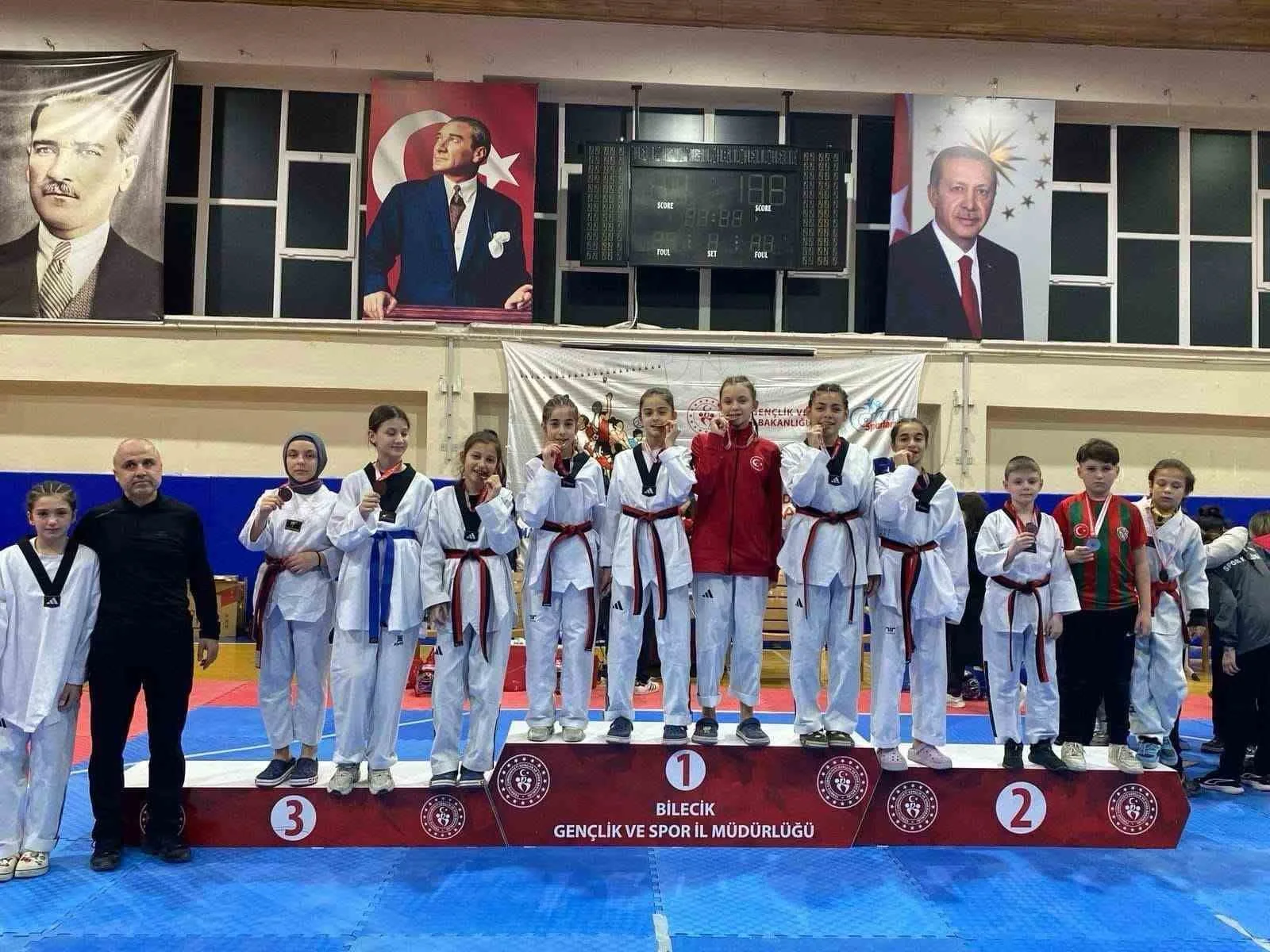 Osmaneli Atatürk Ortaokulu Taekwondo Takımı 11 Madalyayla Parlıyor