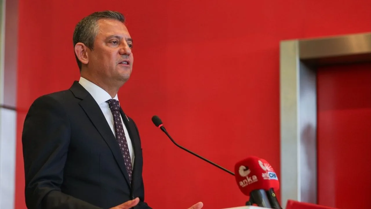 Özgür Özel bayramın ilk gününde Trabzon'da: İmza kampanyası başladı