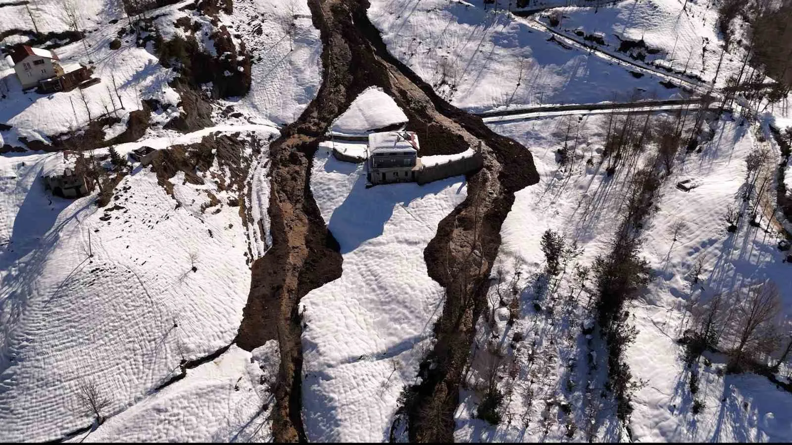 Rize’deki Heyelan Sonrası 18 Ev Tahliye Edildi.
