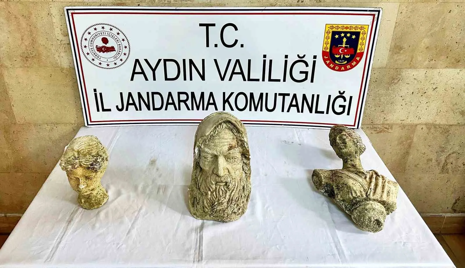 Aydın’ın Germencik İlçesinde Roma Dönemine Ait Eserleri Elde Bulundurup 200 Bin Dolara Satan Üç Şüpheli Yakalandı.
