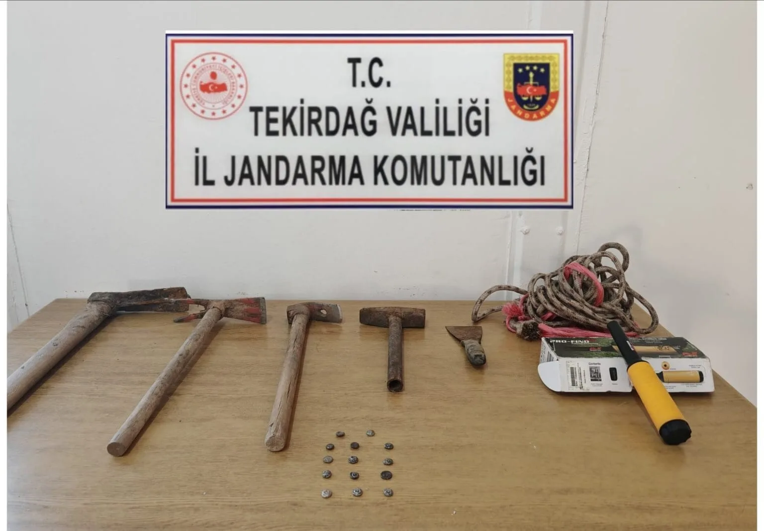 Şarköy’de Tarihi Eser Operasyonu: Ekiplerden Tarihi Değerde Sikke ve Kazı Malzemeleri Ele Geçirildi