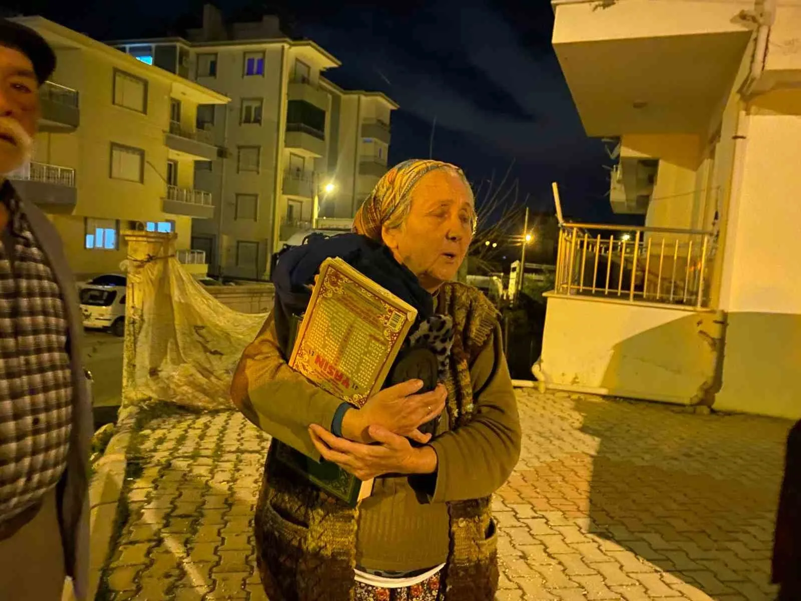 Serik’te Evlerinde Çatlaklar Oluşan Binada Can Güvenliği Tehlikesi!