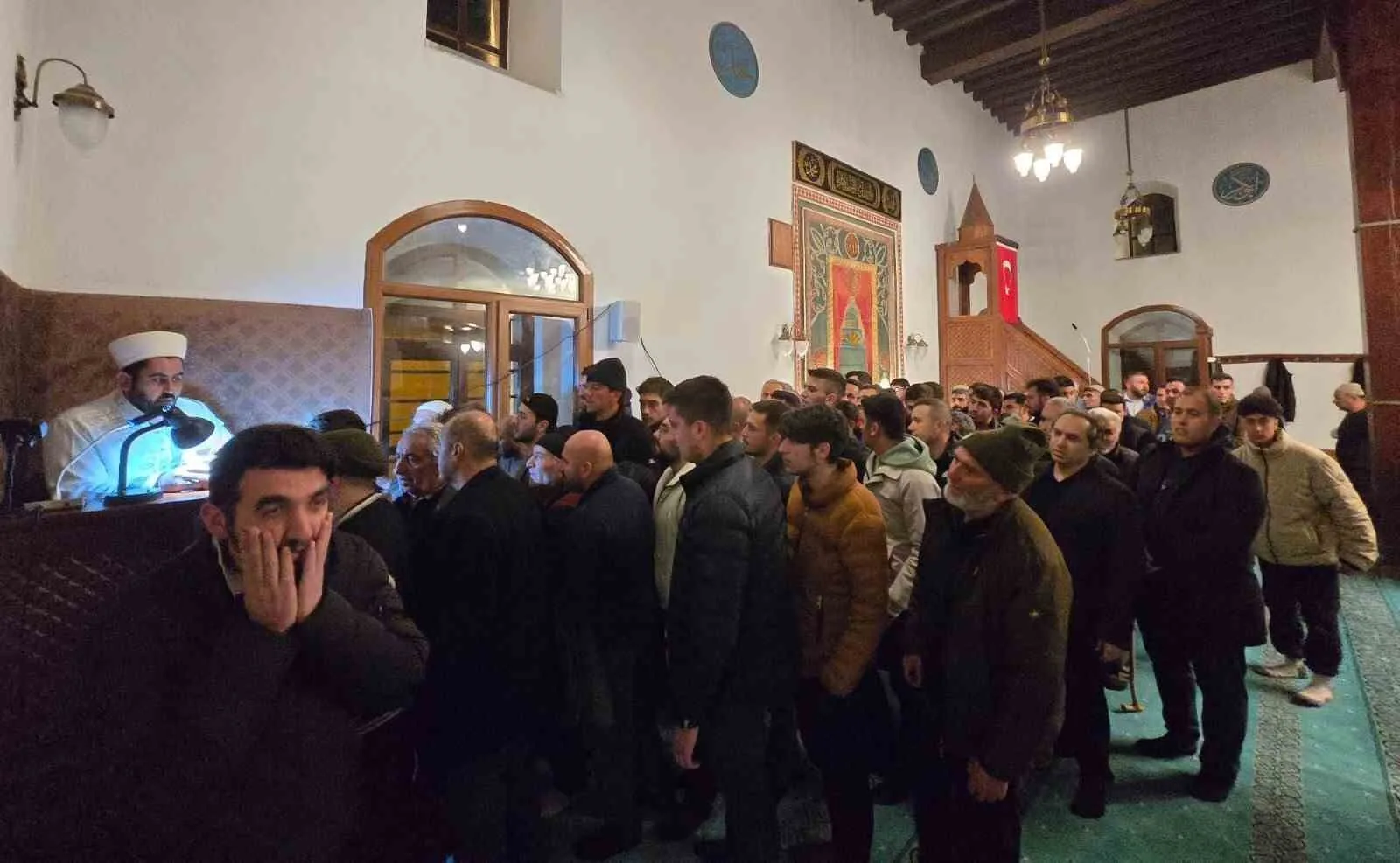 Tercan’da Vatandaşlar Sakal-ı Şerif’i Görmek İçin Kuyruğa Girdi