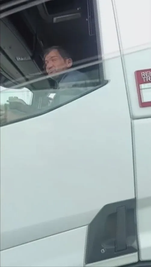 BURSA’DA YOL VERME MESELESİNDE TIR SÜRÜCÜSÜNDEN CAMDAN KÜLLÜK FIRLATILDI.