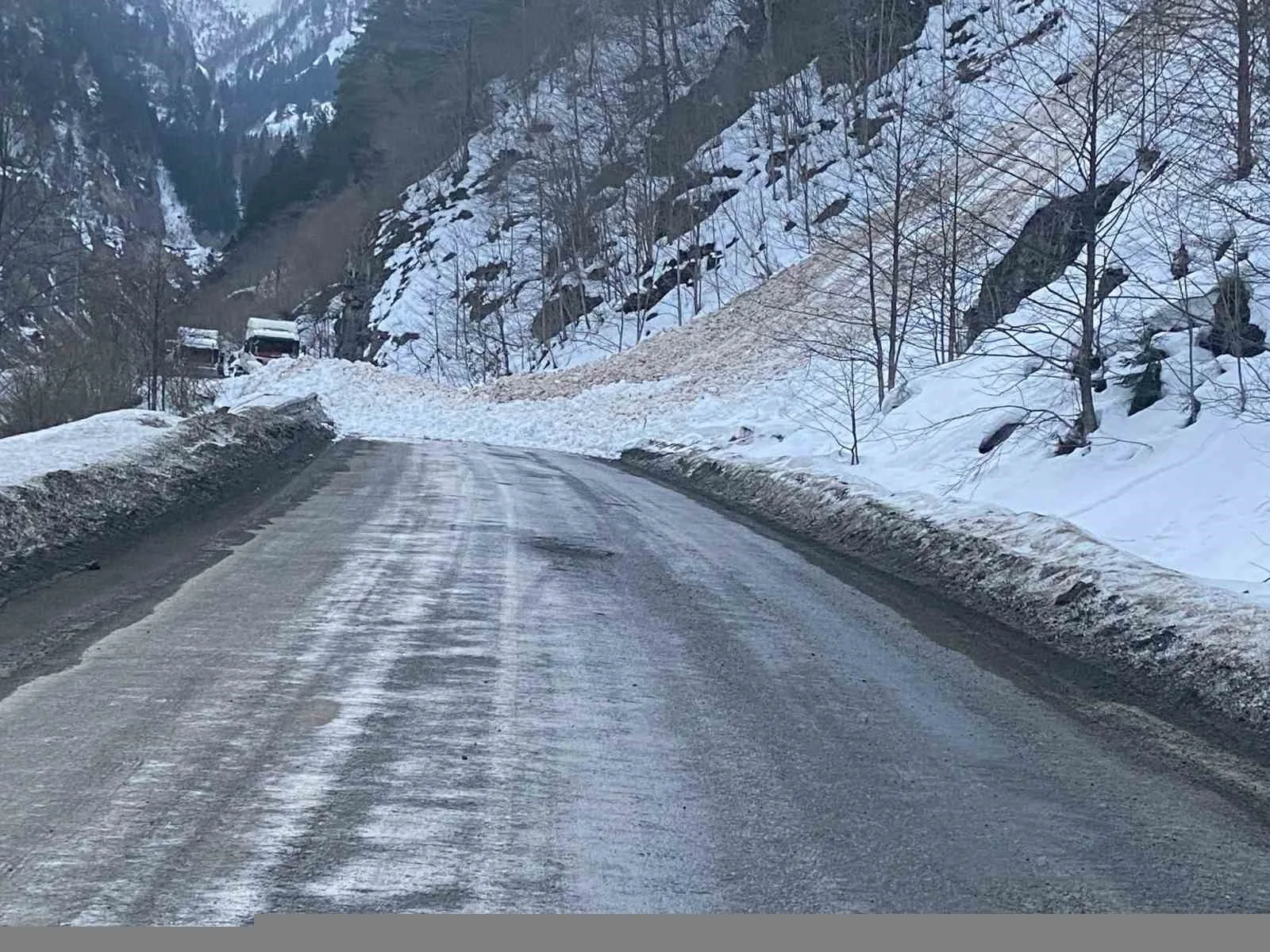 Trabzon-Bayburt Karayolunda Tilkibeli’de Çığ Faciası Sonrası Yol Ulaşıma Açıldı