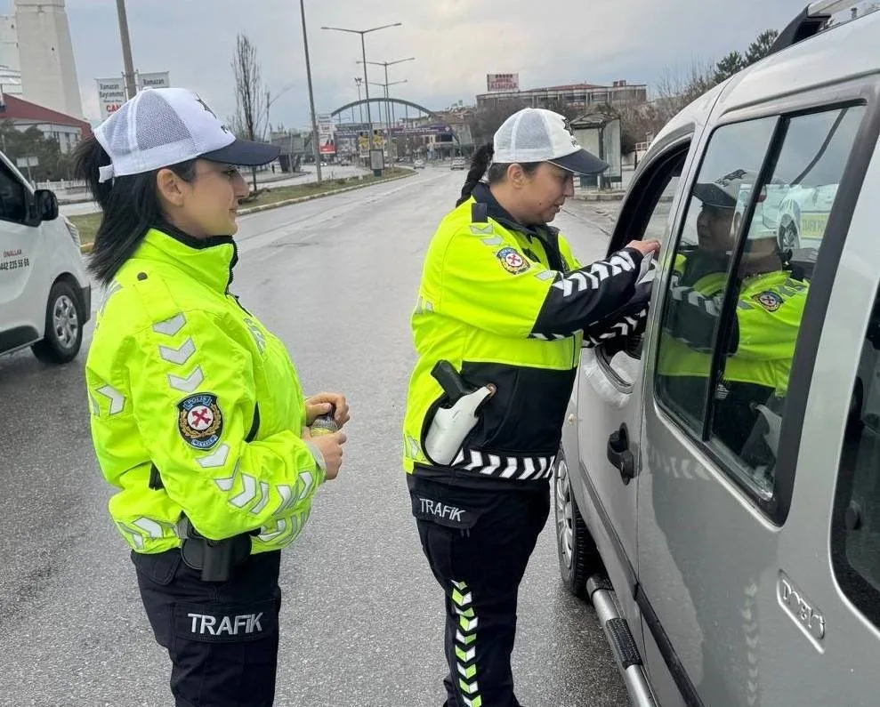 ERZİNCAN’DA TRAFİK EKİPLERİNDEN ANLAMLI BAYRAM SÜRPRİZİ!