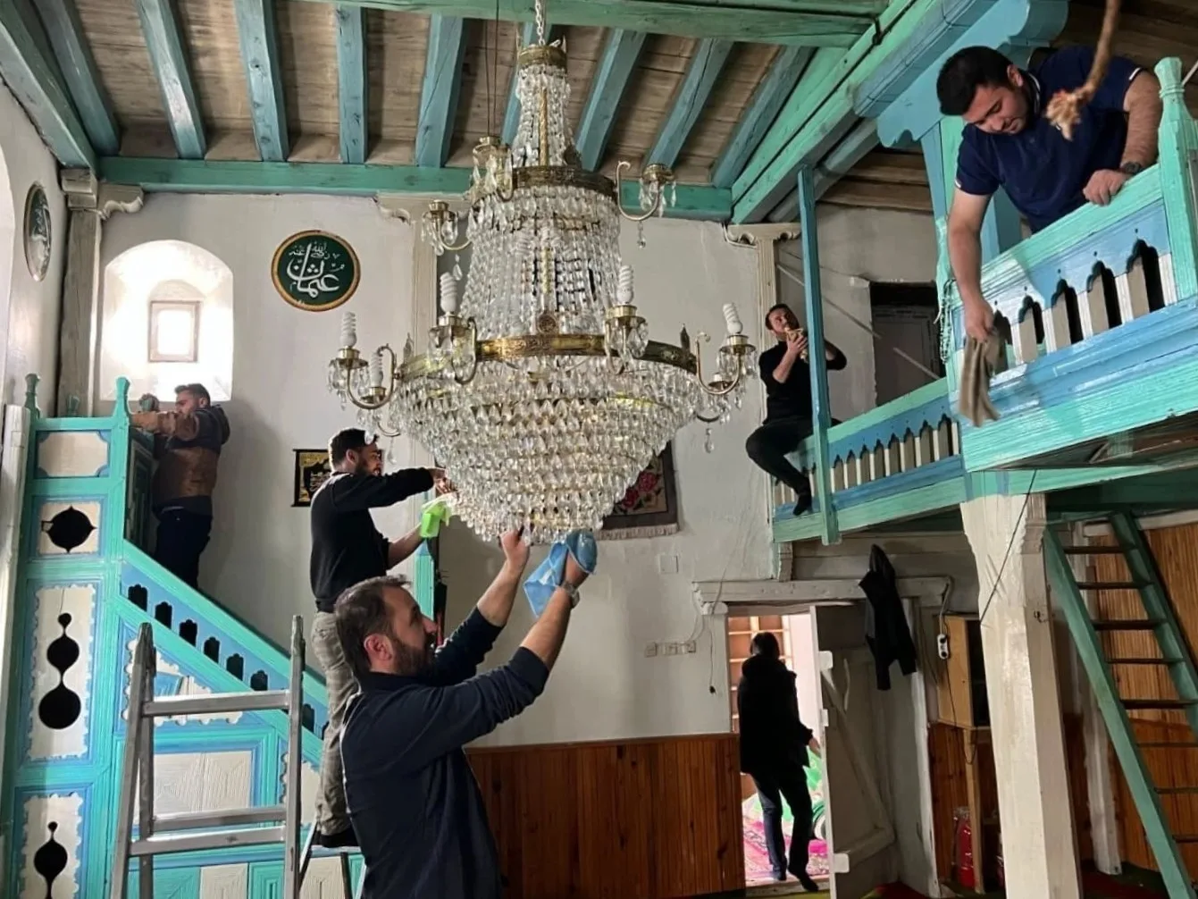 Bayburt Üniversite Öğrencilerinden Örnek Davranış: Camilerde Temizlik!
