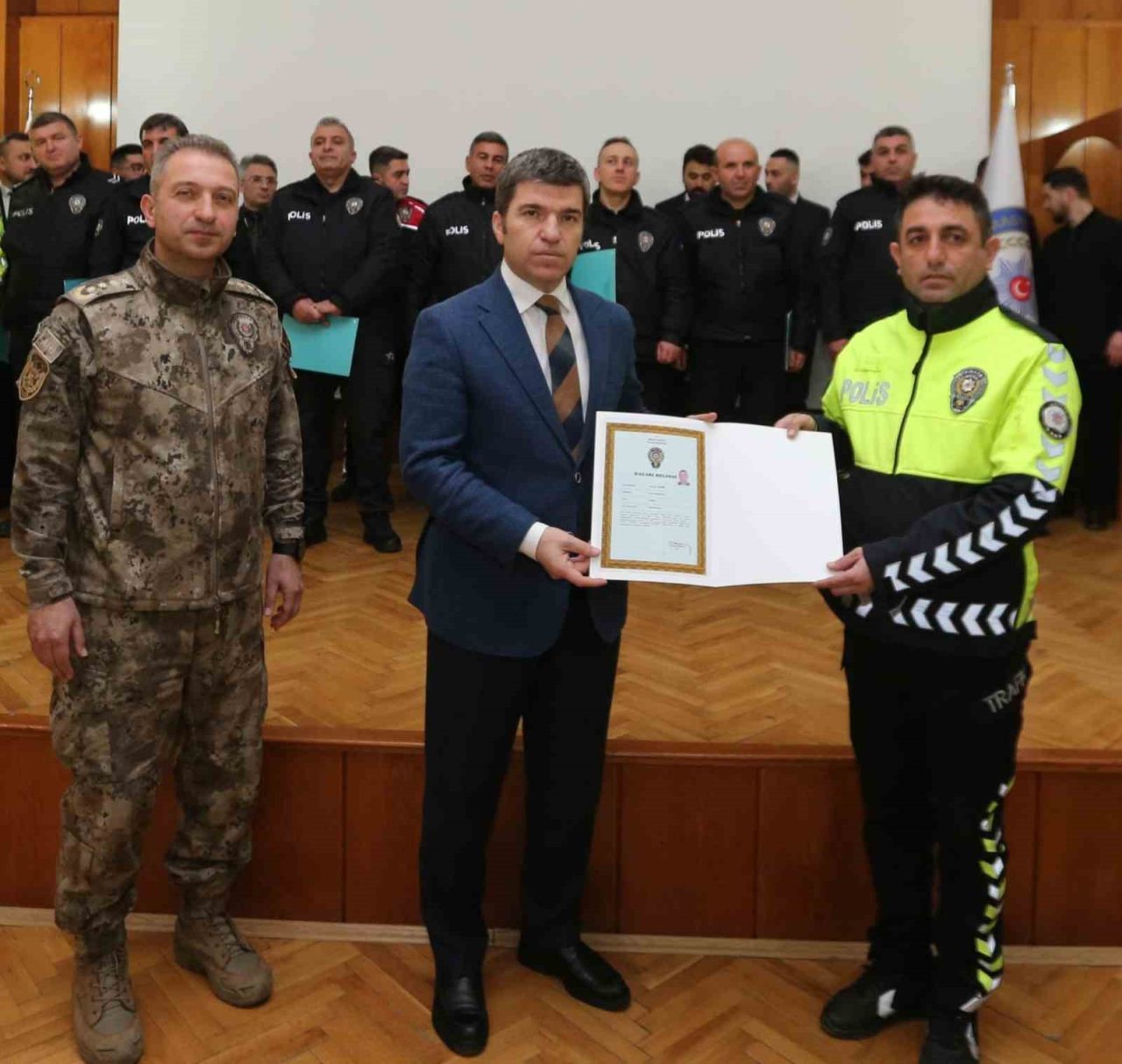 “Amasya Valisi, Çeşitli Suçlarla Aranan Kişileri Yakalayan 47 Polise Başarı Belgesi Verdi”