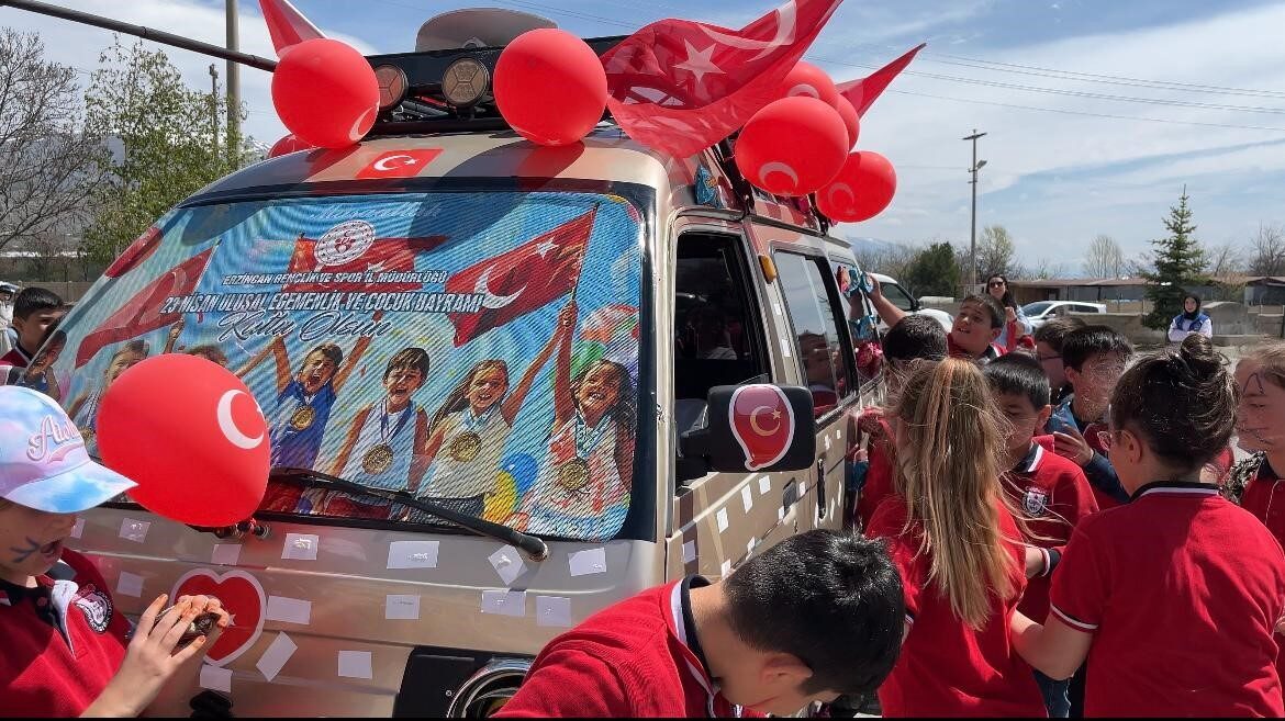 23 Nisan’da çocuklara kek dolu araçla tatlı sürpriz yapıldı