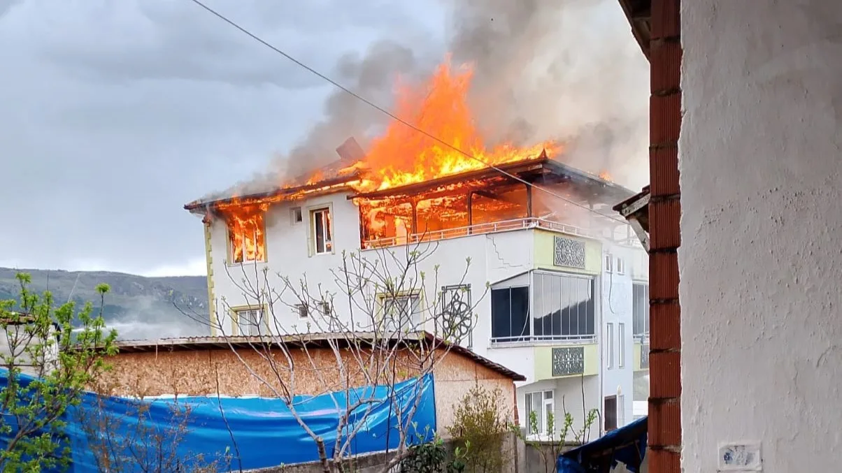 AMASYA’DA KÖYDEKİ YANGINDA 3 KATLI EVİN ÇATI KATI KÜL OLDU.