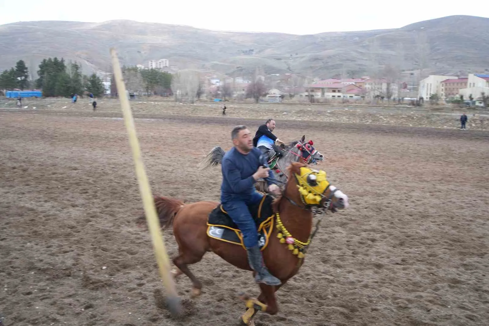 Bayburt’ta Ramazan Bayramı’nda renkli görüntüler eşliğinde cirit müsabakası düzenlendi.