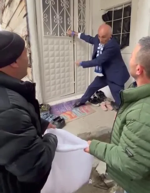 Erzurum’un Uzundere ilçesindeki 40 yaş üstü arkadaşlar, köylerinde çocukluk anılarını bayram ziyaretleriyle tekrar hatırladılar.