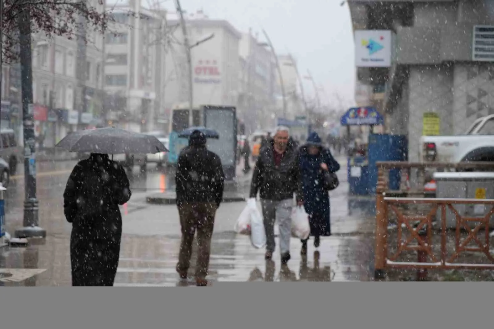 Erzurum’a baharla gelen kar