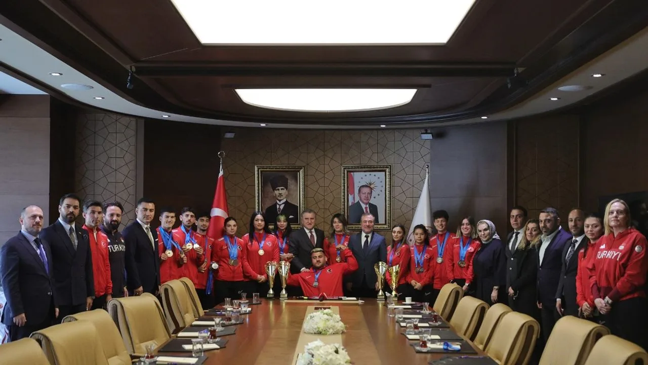 Gençlik ve Spor Bakanı Bak, özel sporcuların başarılarını kutladı