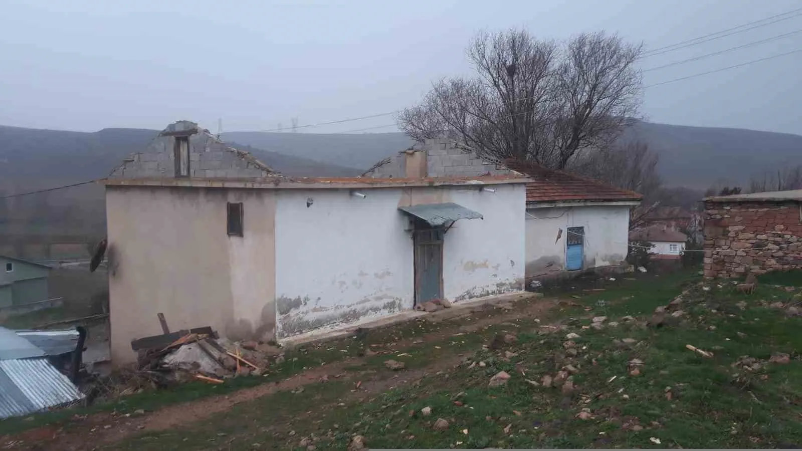 Gümüşhane’de kuvvetli fırtına nedeniyle 20 evin çatısı uçtu