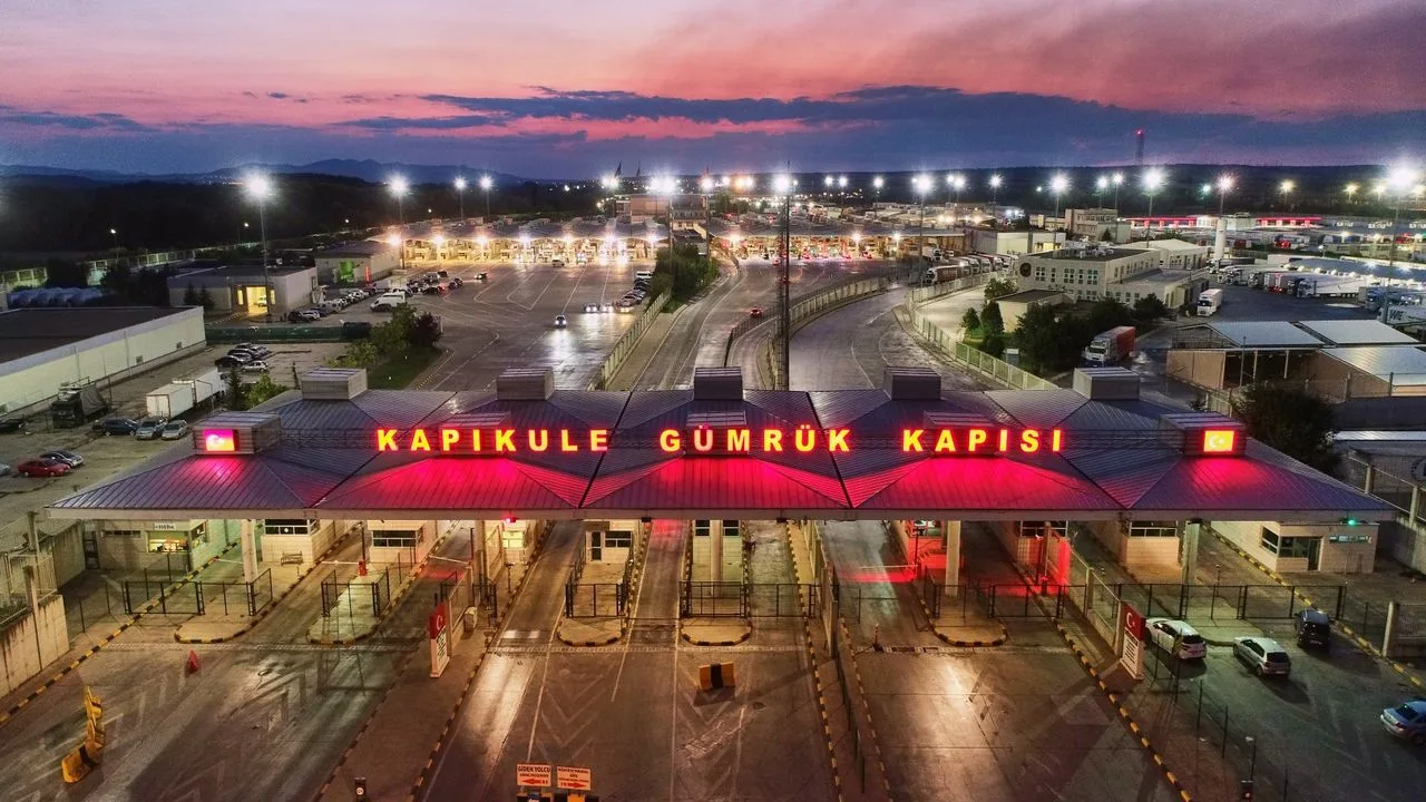 Edirne'deki sınır kapılarından bayram boyunca 404 bin 680 yolcu geçiş yaptı!